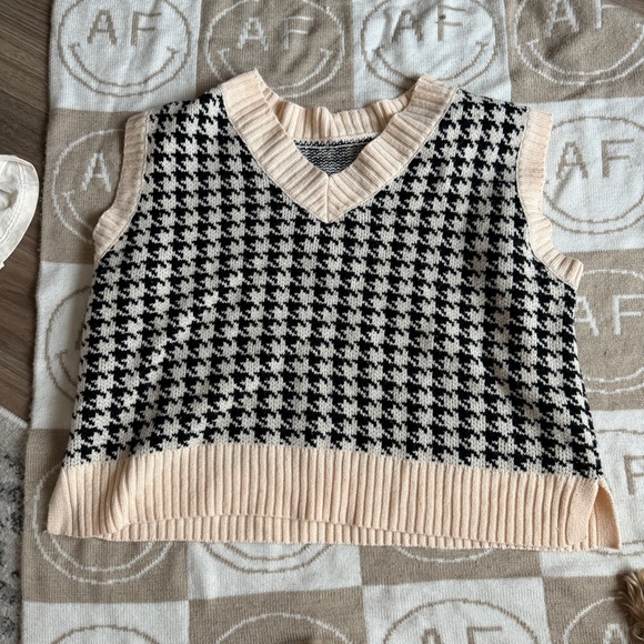 Sweater Houndstooth Vest - Picture 2 of 3